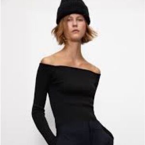 LONG SLEEVE KNIT TOP
Zara size S, stretch blouse black color